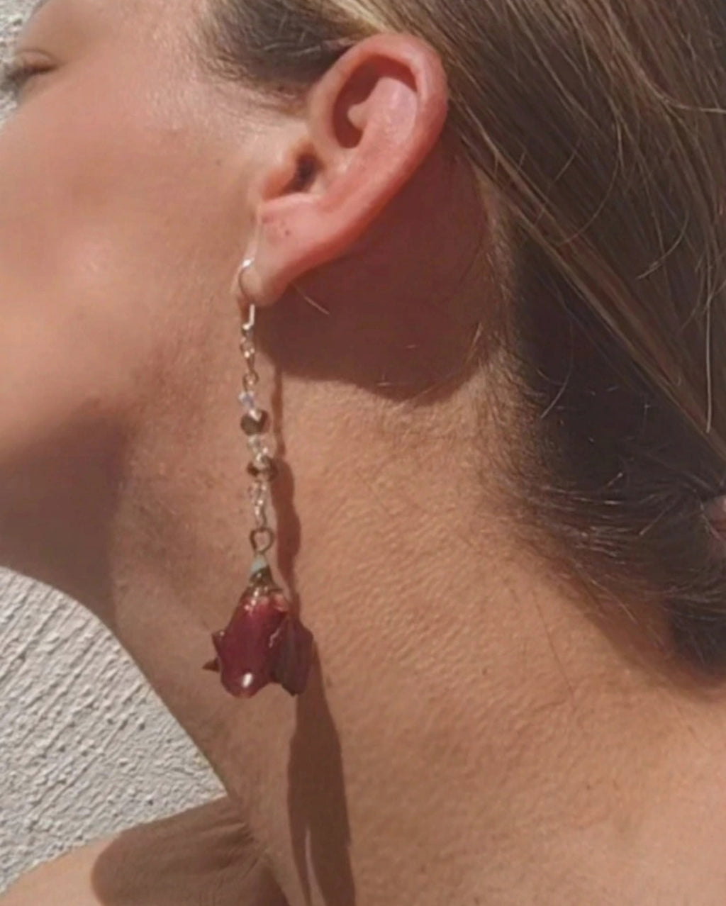 Pendientes artesanales con cristal facetado y rosas naturales. Joyería botanica única y elegante