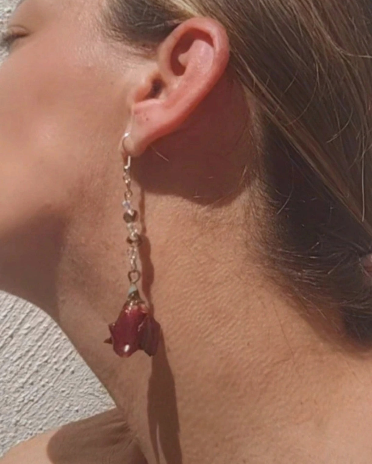 Pendientes artesanales con cristal facetado y rosas naturales. Joyería botanica única y elegante