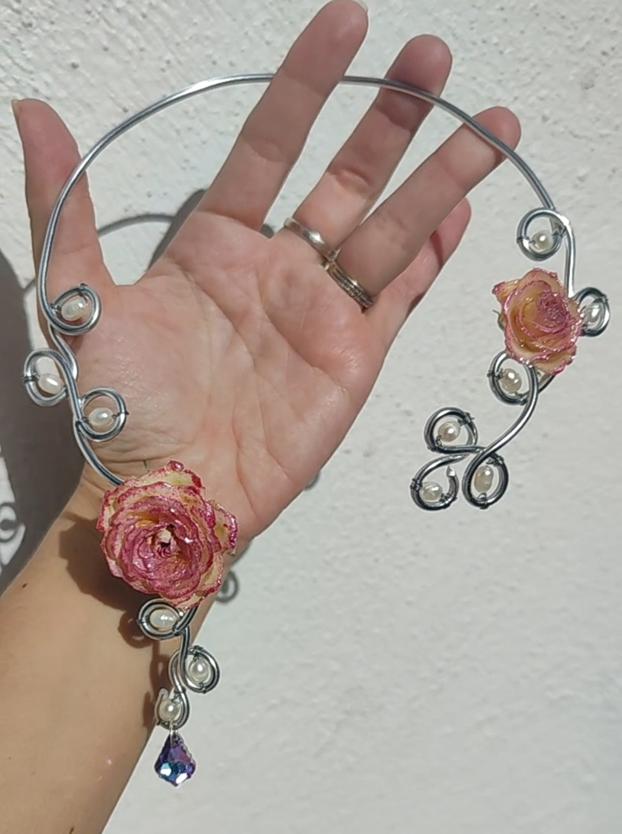 Collar de Alambrismo Hecho a Mano con Perlas Naturales de Río y Rosa Real Resinada – Joyería Artesanal Única
