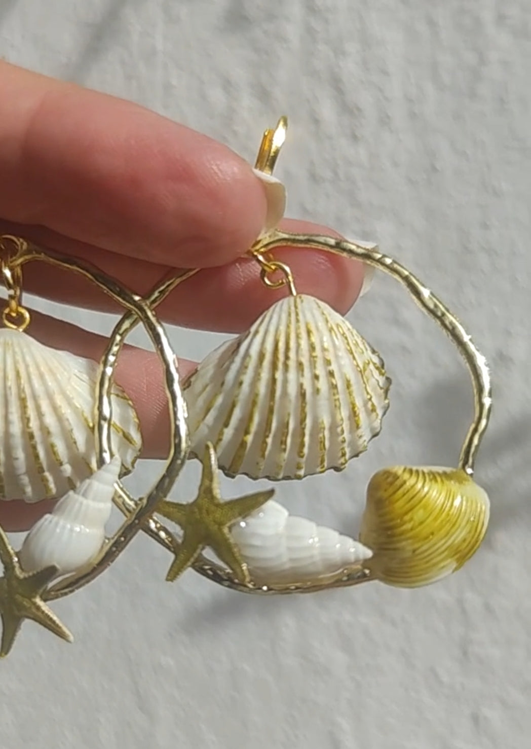 Pendientes de conchas naturales hechos a mano