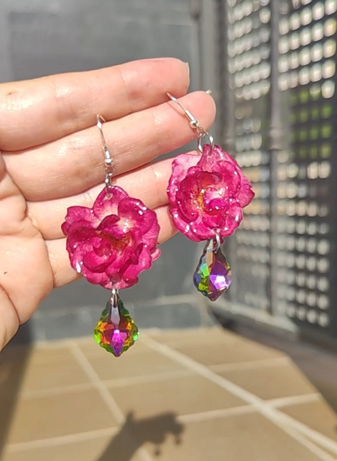 Pendientes artesanos de rosas reales resinadas
