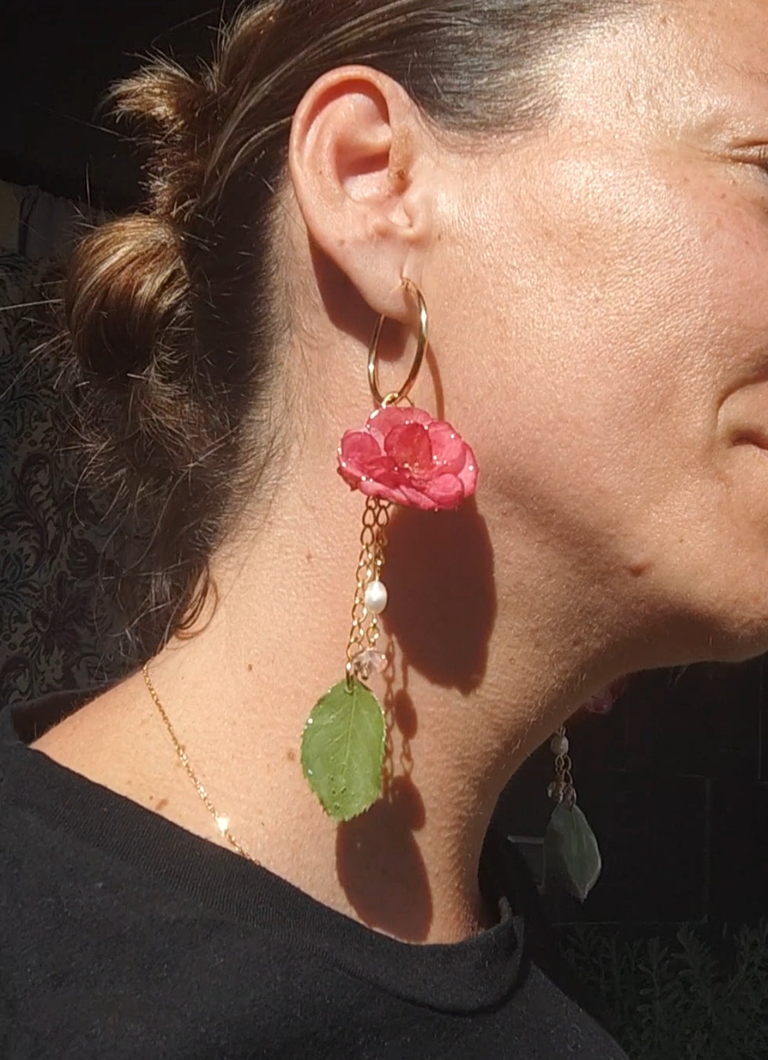 Pendientes de aro con rosas reales resinadas y colgantes de perlas y cristal facetado. Joyería artesanal romántica y elegante
