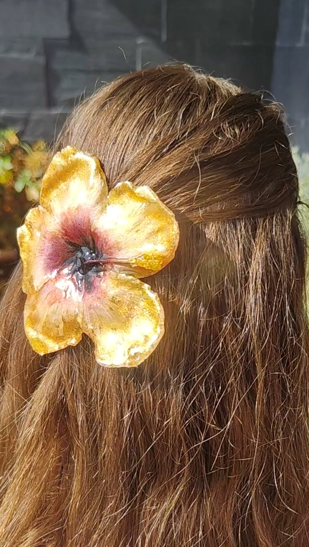 Horquilla de hibisco naranja real hecha a mano, preservada en resina. Accesorio floral boho para cabello, ideal para bodas, verano y estilo fairycore.