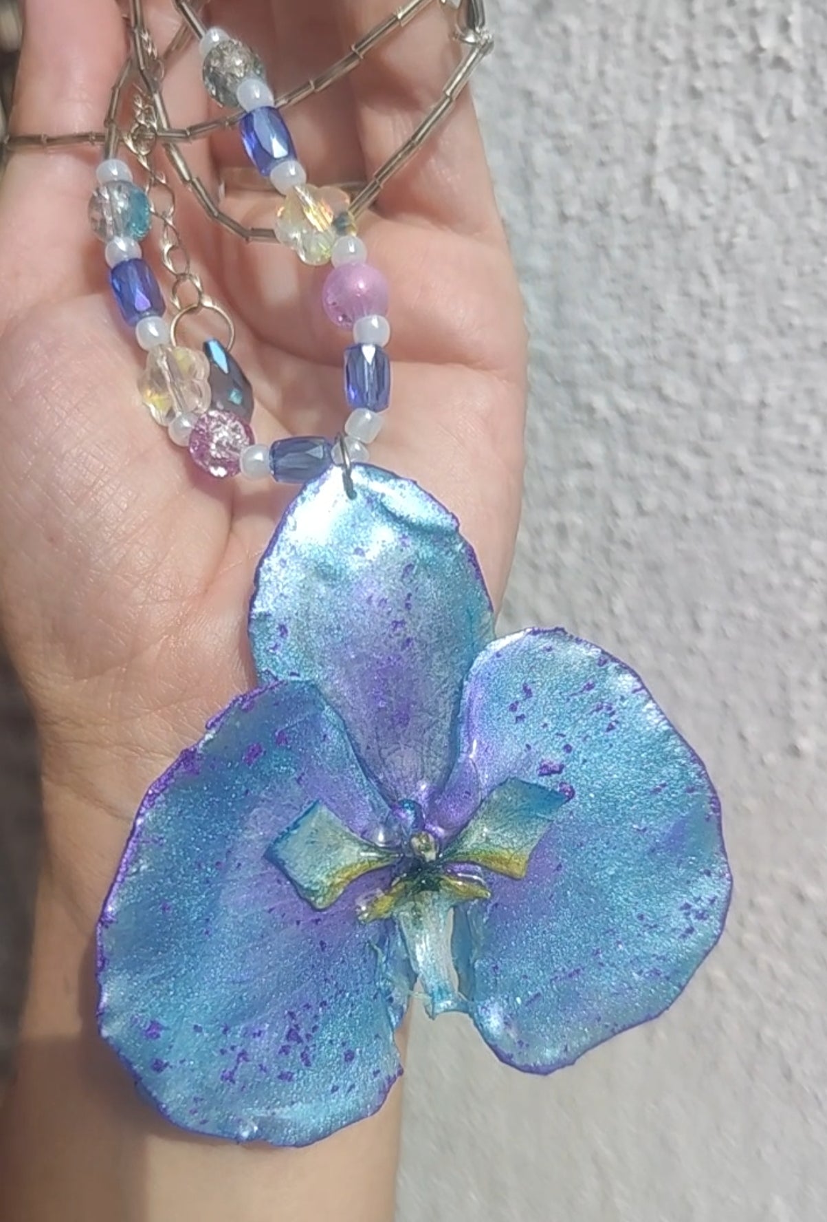 Collar de orquídea real resinada