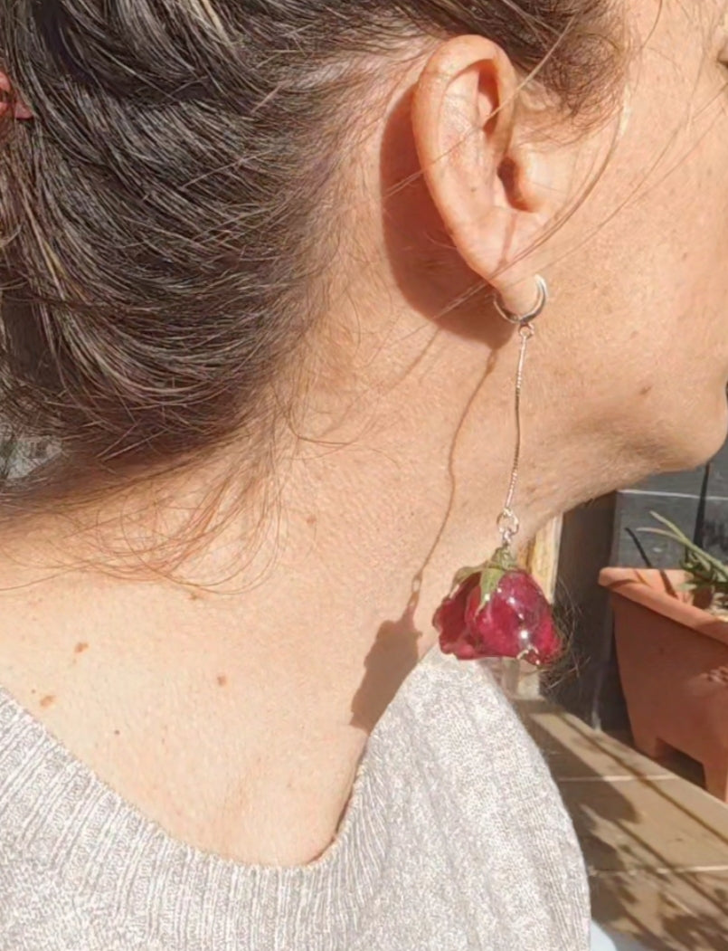 Pendientes artesanos de rosas reales resinadas