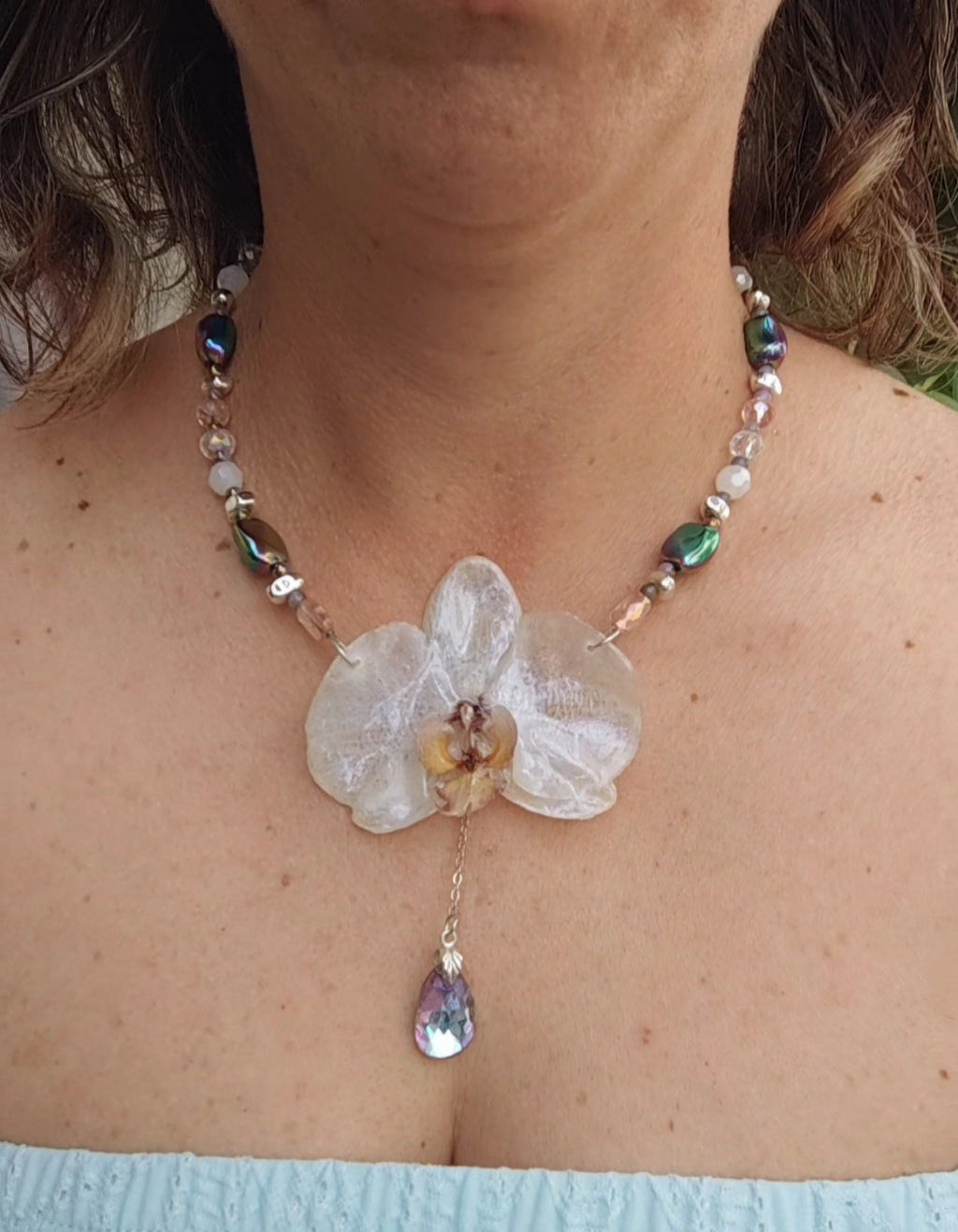 Collar Orquídea Blanca Hecho a Mano – Phalaenopsis con Nácar Iridiscente y Cristal Facetado, Joyería Floral Elegante, Regalo Único