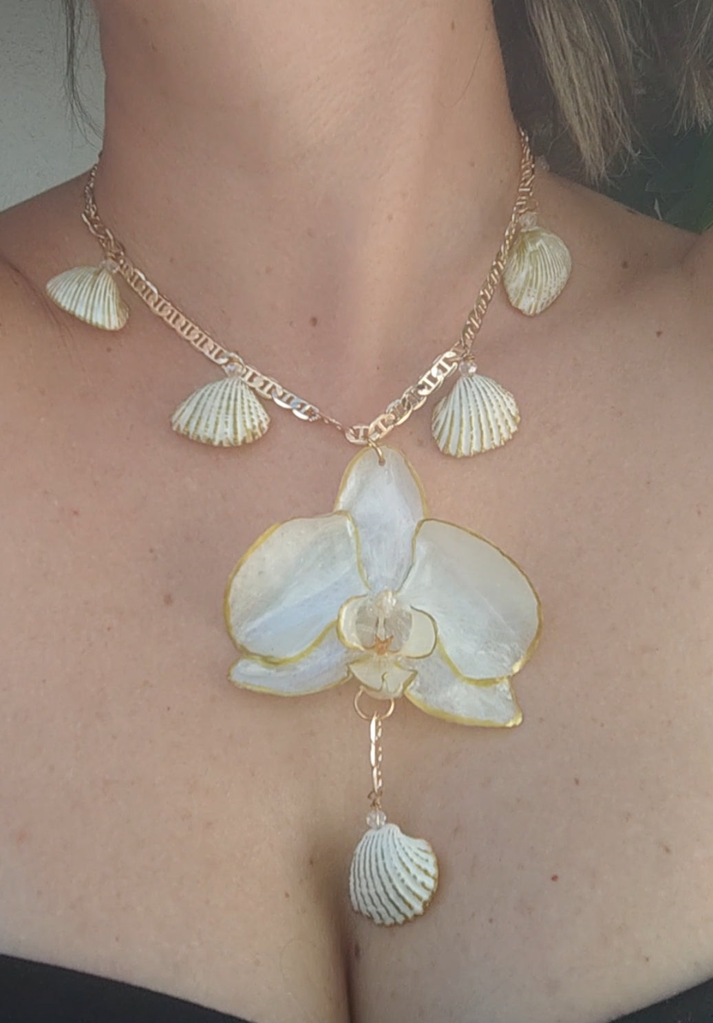 Collar orquídea natural resinada dorada | Joyería concha marina y cristal facetado | Collar único y exclusivo hecho a mano