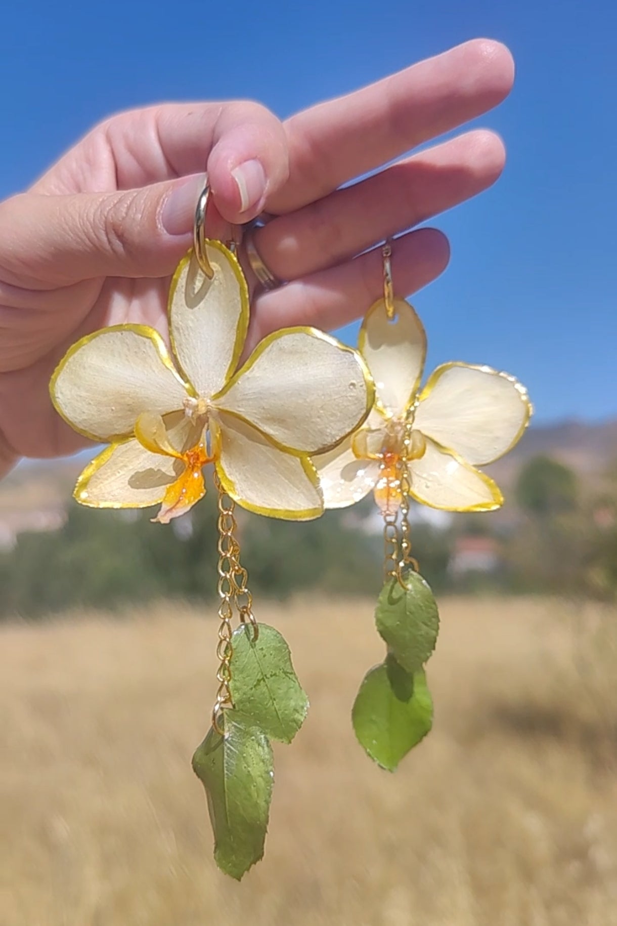 Pendientes artesanos con orquídeas amarillas y hojas auténticas resinadas. Joyería botanica para ella. Regalo original