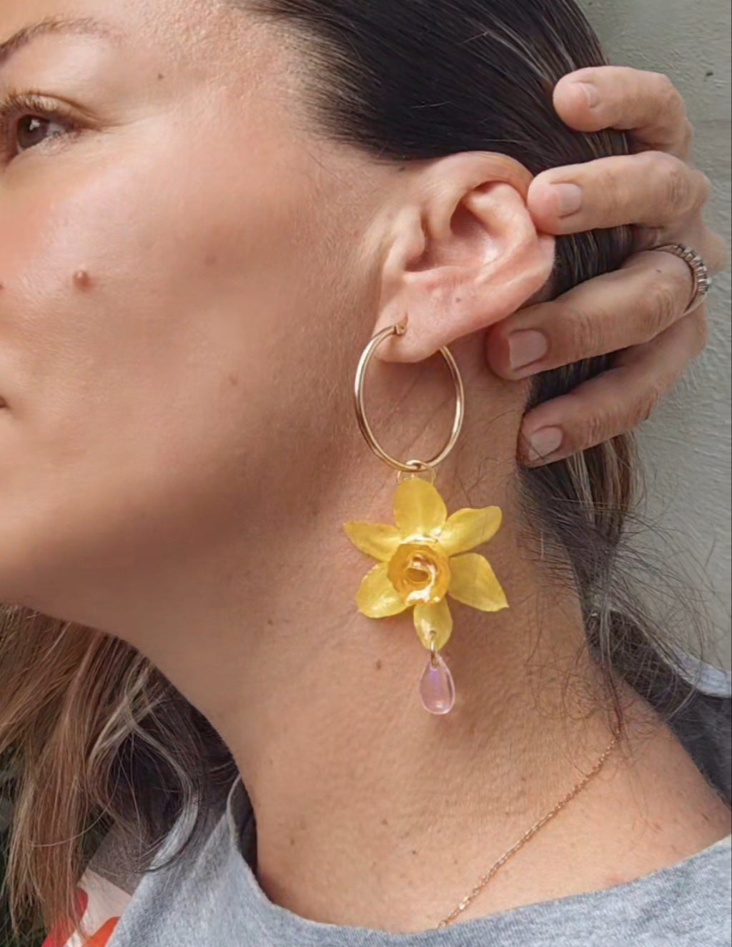 Pendientes de Narciso Real en Resina. Flores Naturales Pintadas con Nácar Dorado. Aros de Acero Inoxidable. Joyería Floral Hecha a Mano