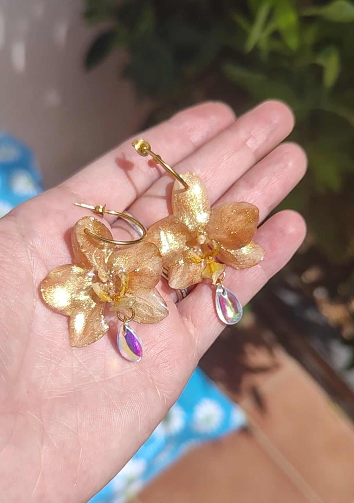 Pendientes de orquídeas amarillas auténticas hechos a mano • Aros con diseño botánico natural, detalle con cristal colgante