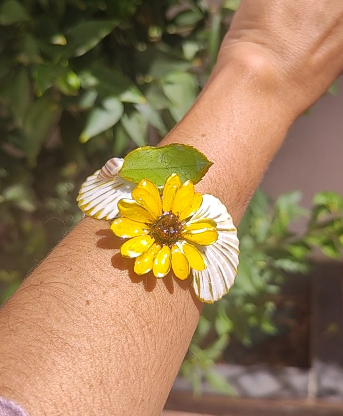 Pulsera artesanal con margarita amarilla real y conchas marinas naturales. Pulsera resinada hecha a mano | Joyería natural inspirada en el mar y las flores