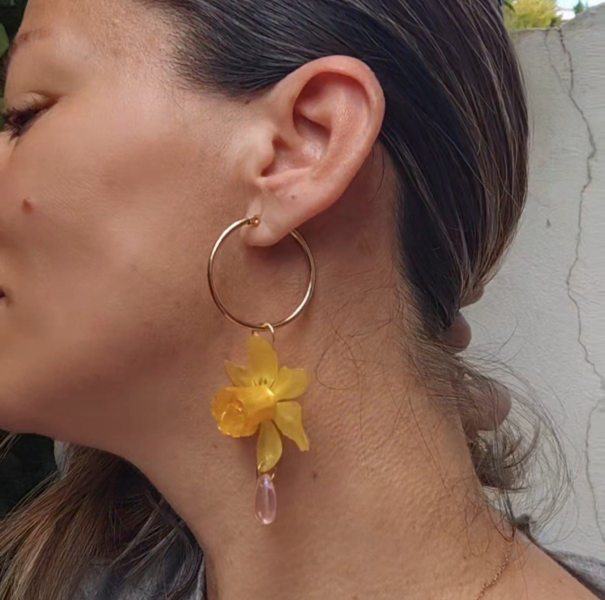 Pendientes de Narciso Real en Resina. Flores Naturales Pintadas con Nácar Dorado. Aros de Acero Inoxidable. Joyería Floral Hecha a Mano