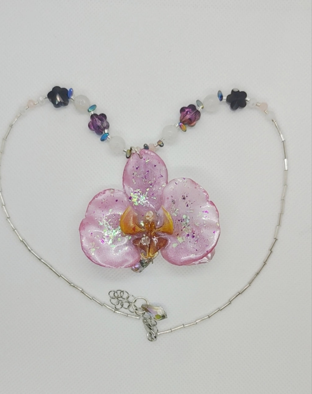 Collar de orquídea real con cristal facetado y cuarzo