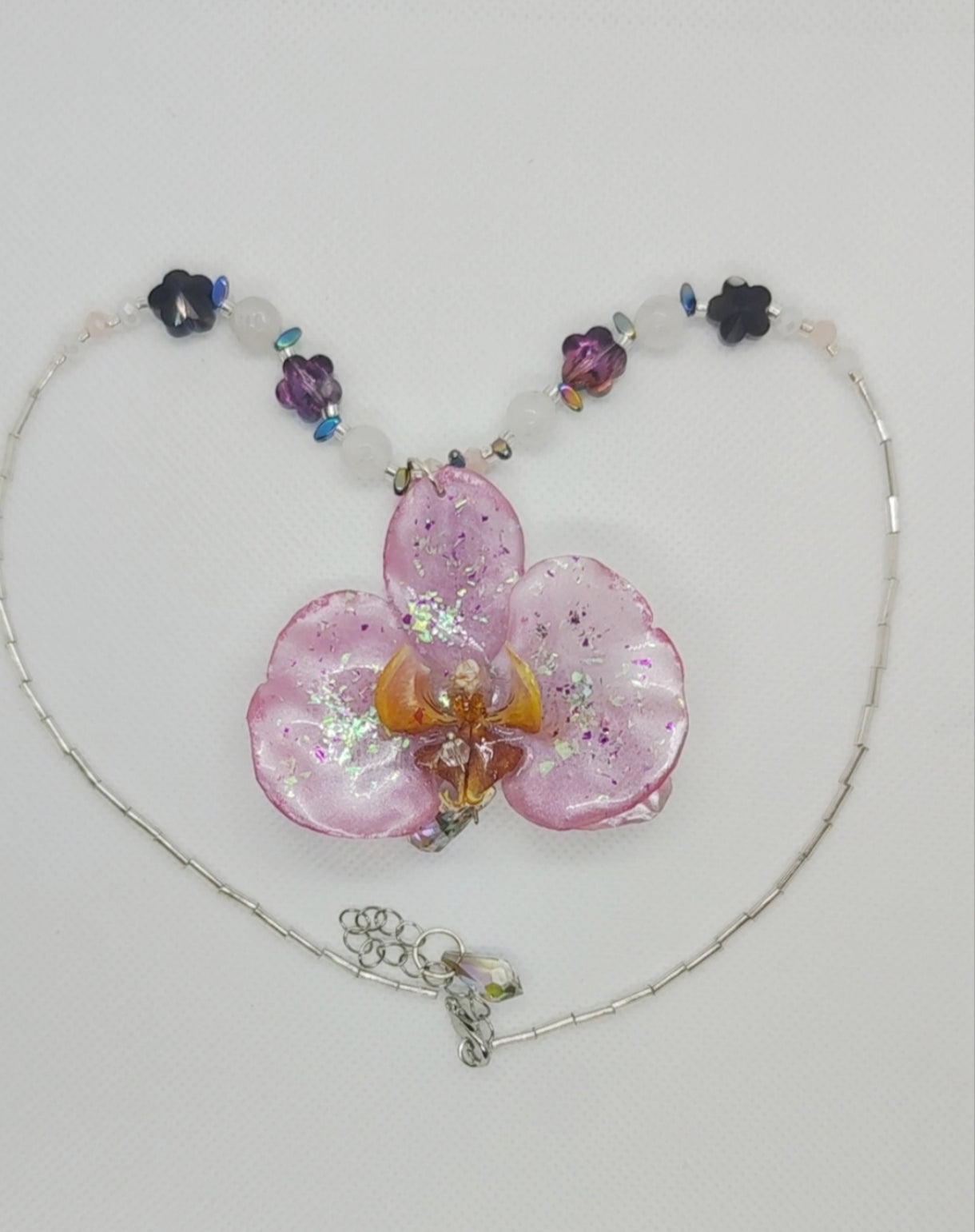 Collar de orquídea real con cristal facetado y cuarzo