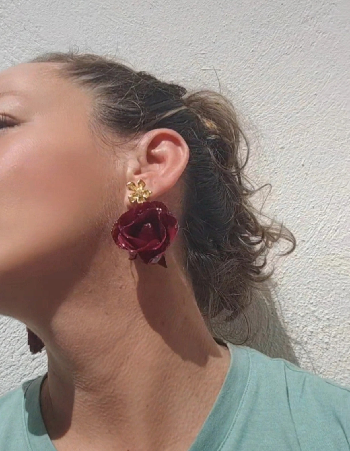 Pendientes artesanos de rosas reales resinadas