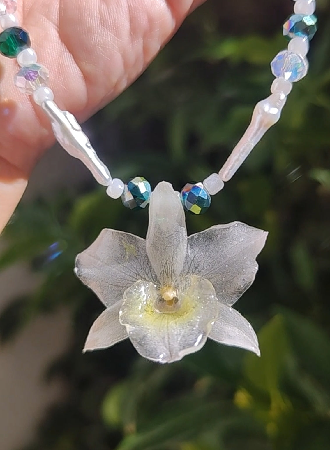 Collar orquídea dendrobium blanca en resina. Joyería artesanal con cristal checo y perlas. Collar ajustable elegante