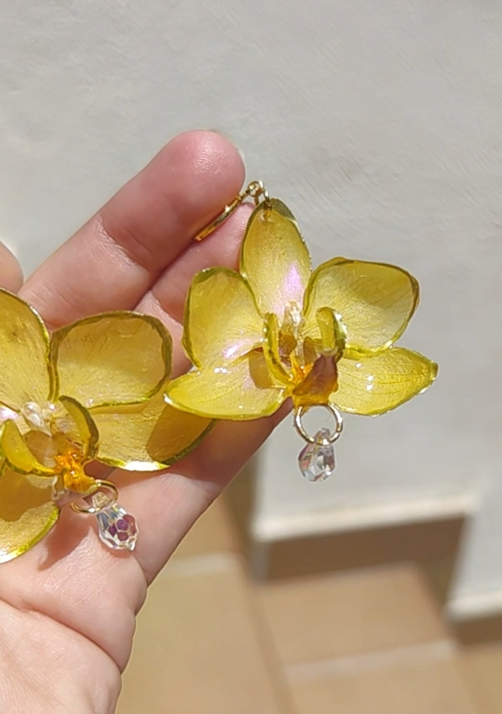 Pendientes de orquídea amarilla auténtica, joyería de resina hecha a mano, pendientes florales colgantes para mujer, regalo botánico