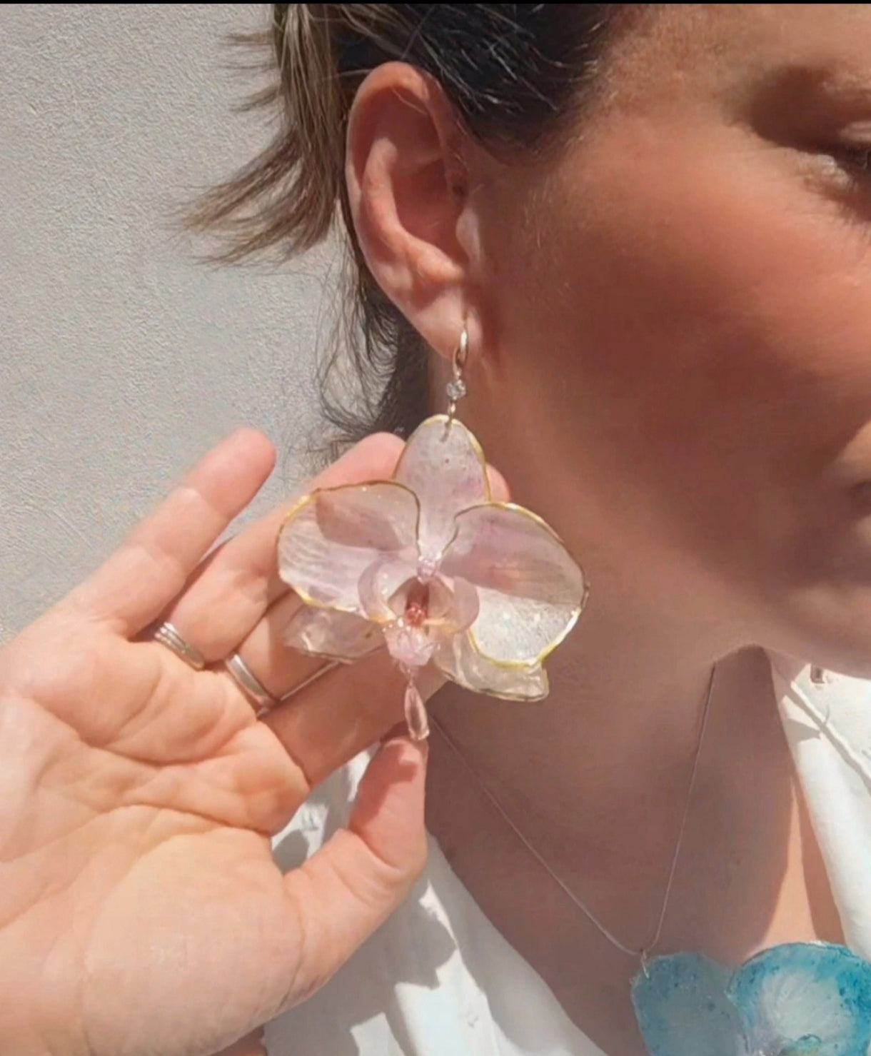 Pendientes de orquídeas auténticas • Baño en oro 18 k. Joyería floral hecha a mano • Aros con diseño botánico • Pendientes naturales • Regalo floral excepcional • Joyería cottagecore