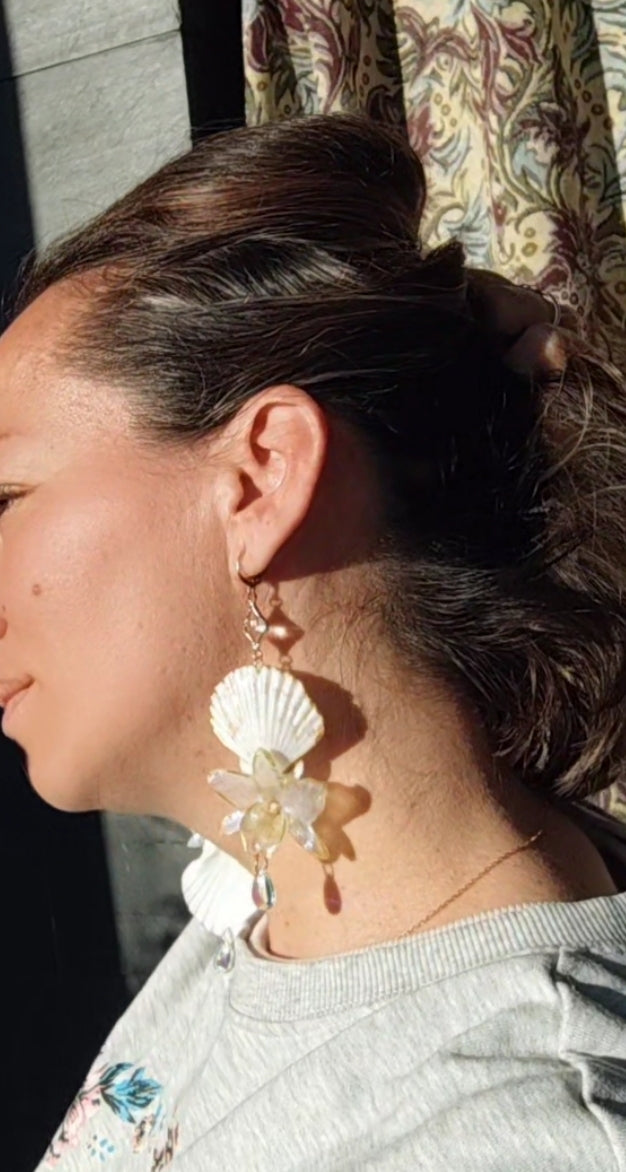 Pendientes artesanales con orquídeas dendrobium reales resinadas, conchas marinas naturales y lágrima de cristal – Joyería botánica hecha a mano