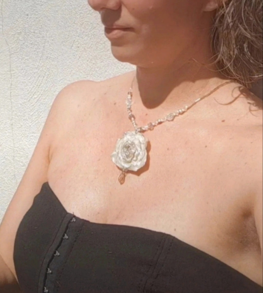 Collar con rosa natural en resina – Rosa real y auténtica Joyería artesanal con flores reales secas, regalo único inspirado en la naturaleza