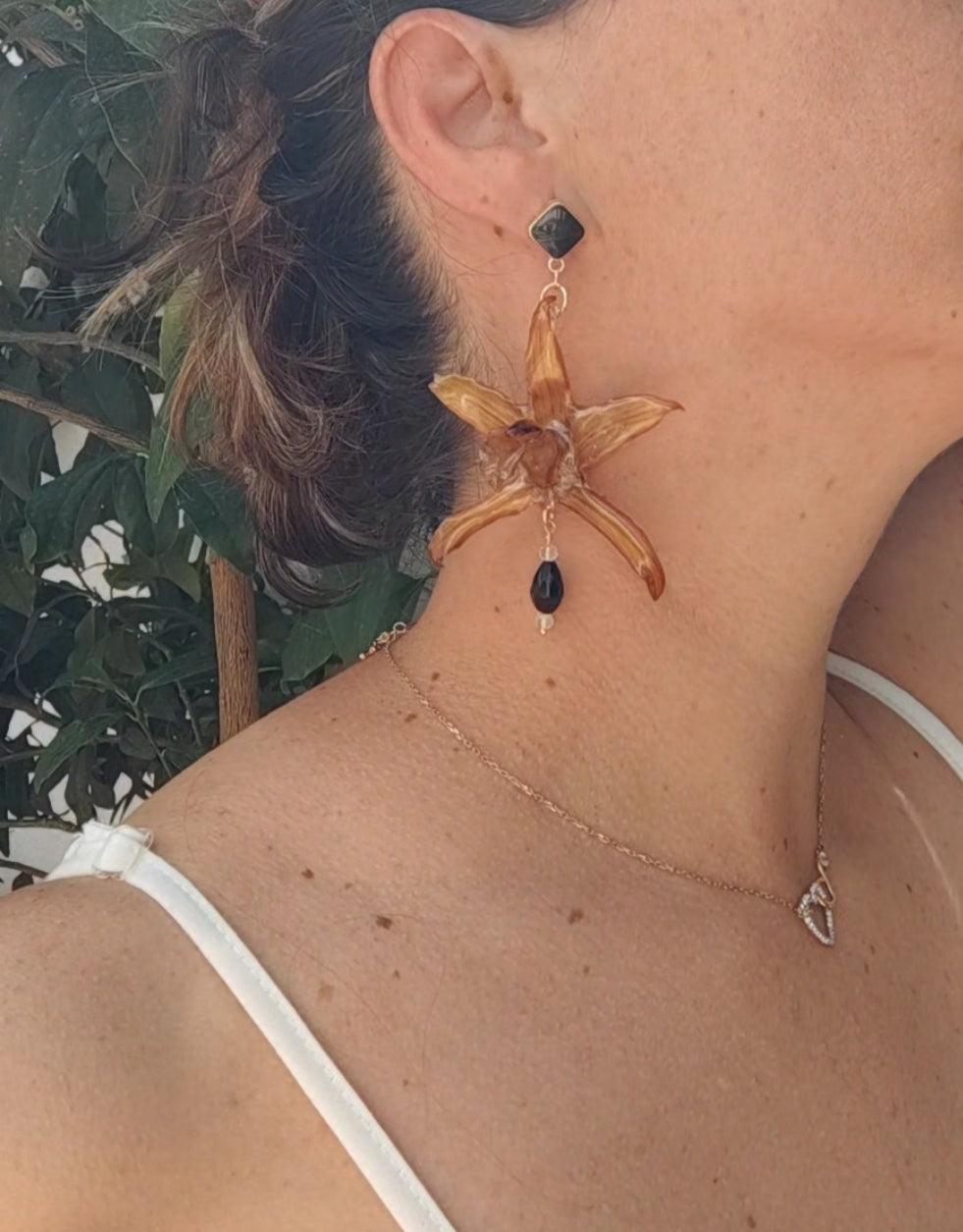 Pendientes de Orquídea Cymbidium Real Resinada Amarillo Dorado | Flores Naturales Preservadas | Acero Inoxidable y Cristal Negro Facetado | Joyería Botánica Elegante