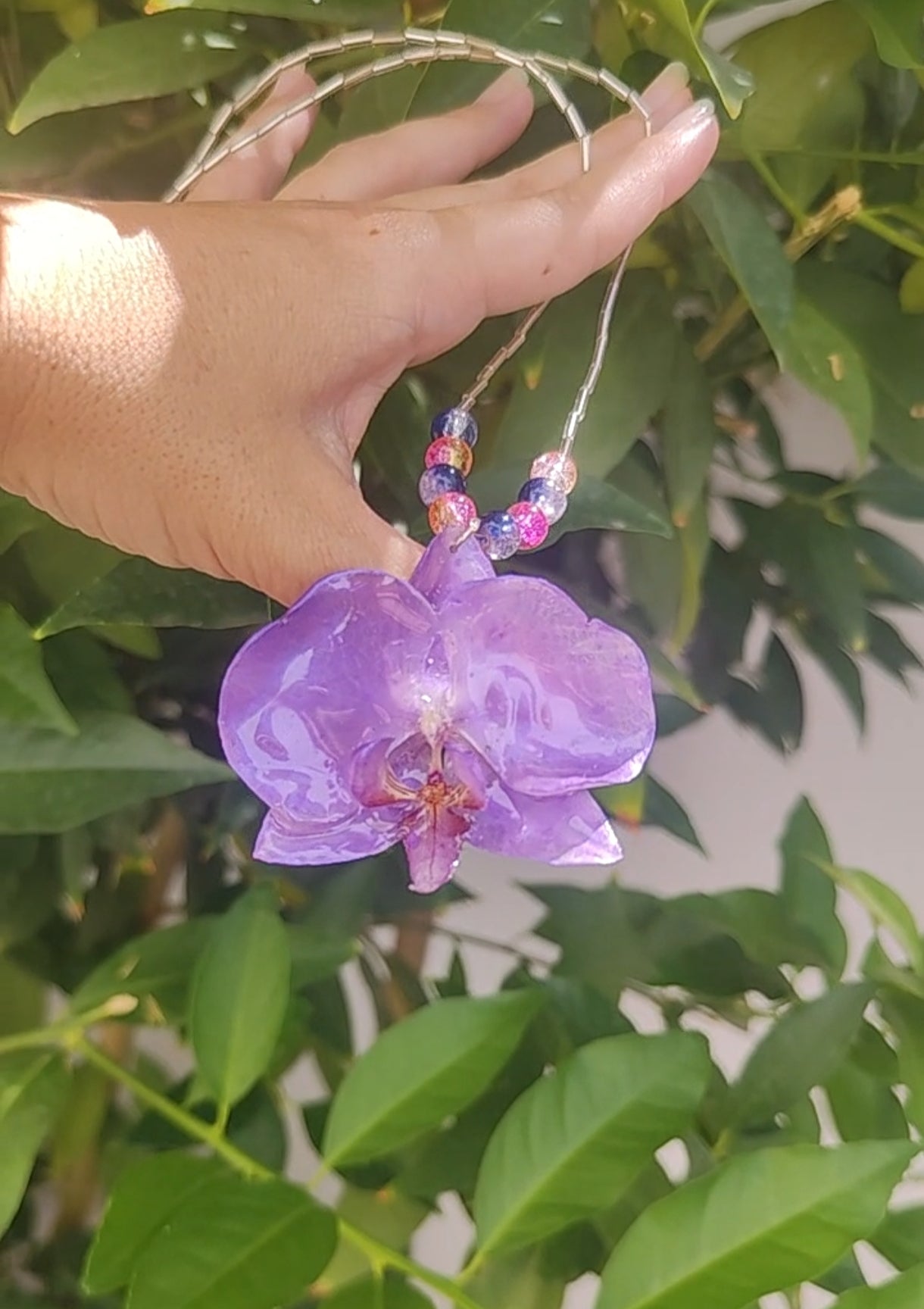 Collar con orquídea auténtica en resina