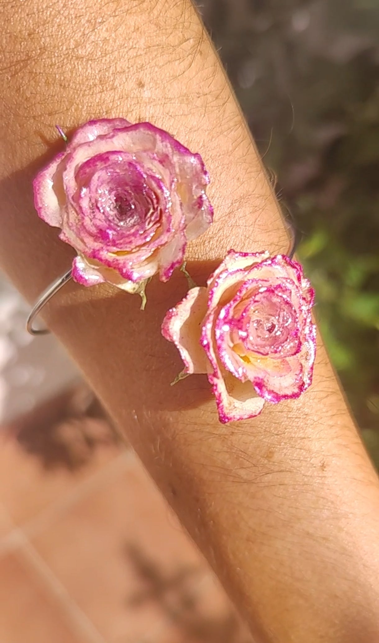 Pulsera de Rosas Reales. Brazalete de Acero Inoxidable con Rosas Preservadas en Resina, Joyería Artesanal, Regalo Romántico para Ella