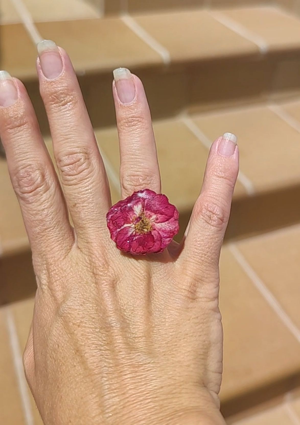 Conjunto de rosas reales resinadas, collar, anillo y pendientes