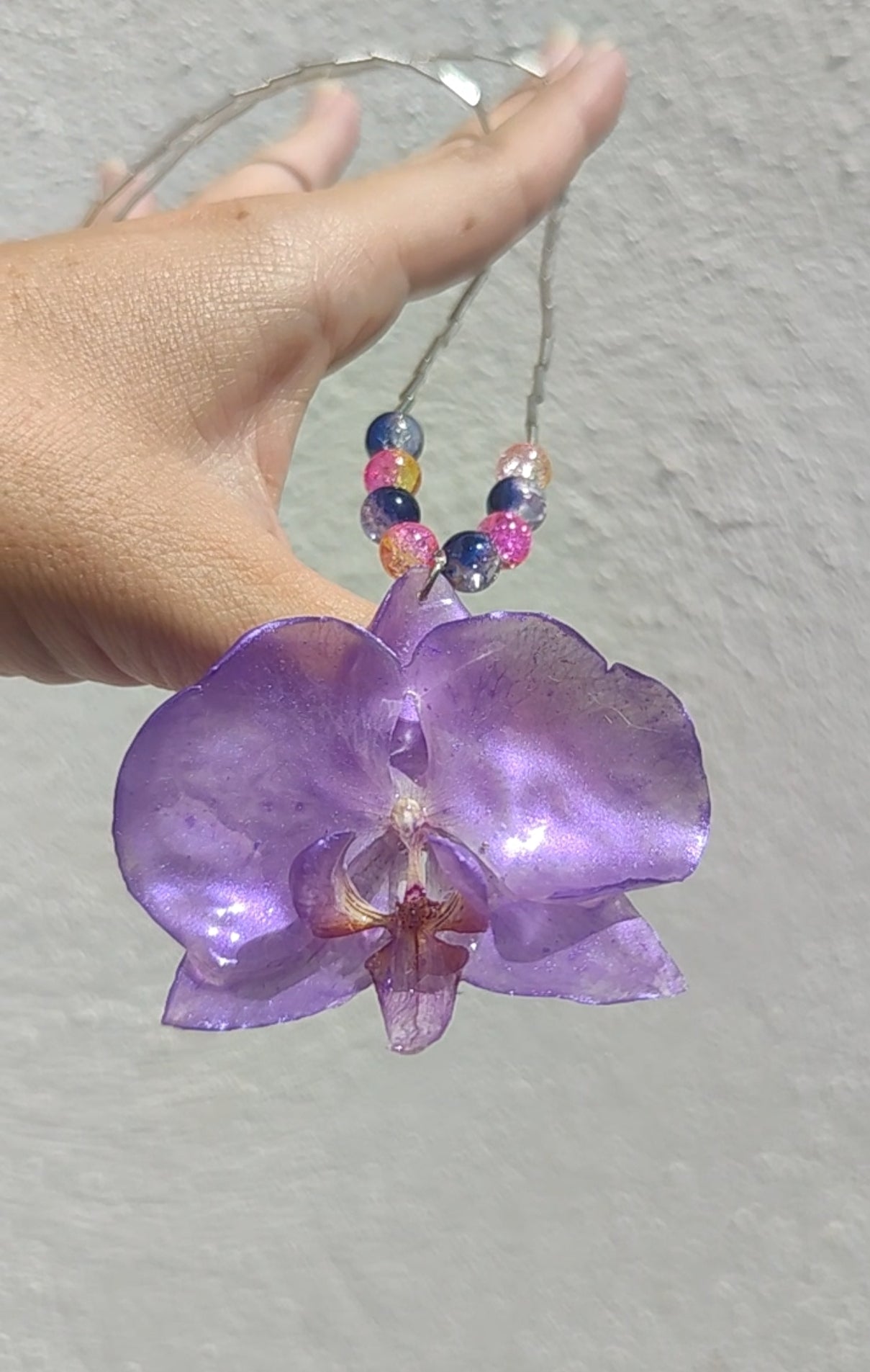 Collar con orquídea auténtica en resina