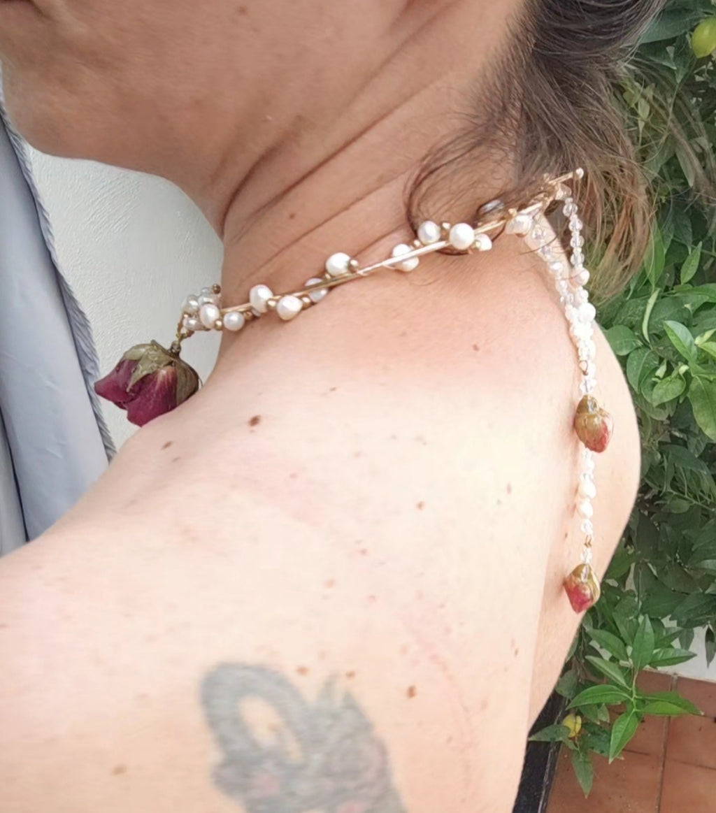 Collar Exclusivo de Perlas Naturales y Rosa Roja Preservada | Joyería Artesanal Única | eternalflowersbyMonicaDelgado