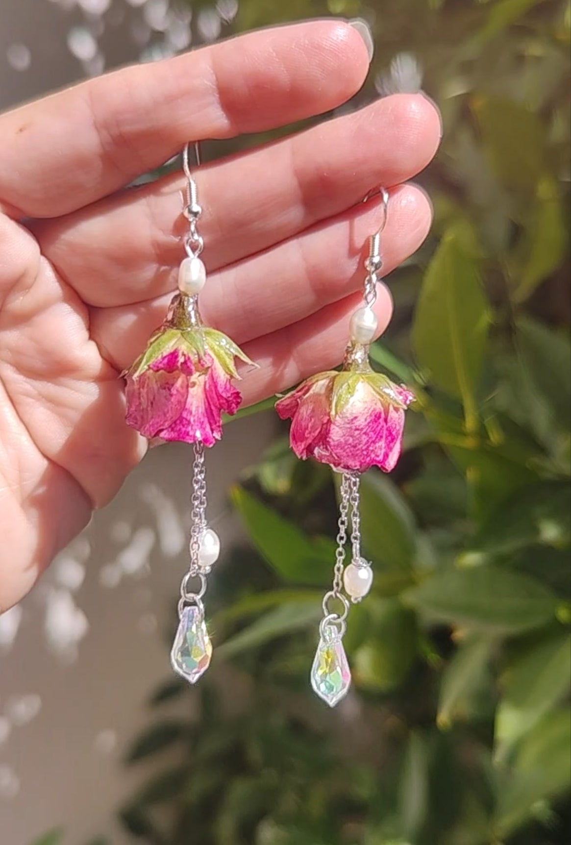 Pendientes artesanales con rosas reales resinadas, perlas naturales y cristal checo. Joyería romántica hecha a mano. Regalo único para ella