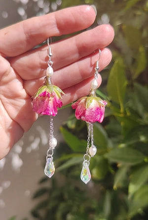 Pendientes artesanales con rosas reales resinadas, perlas naturales y cristal checo. Joyería romántica hecha a mano. Regalo único para ella