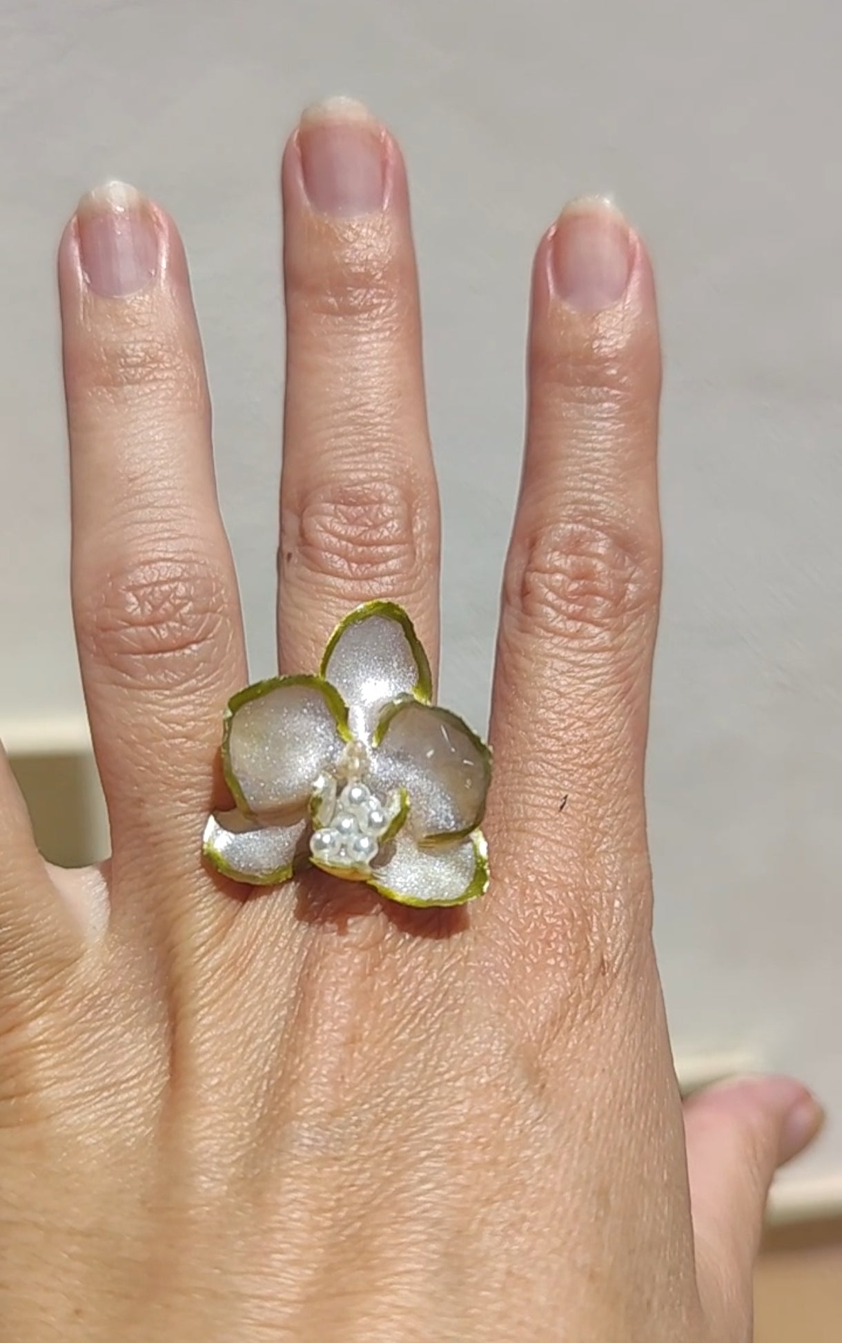 Anillo de mini orquídea real resinada