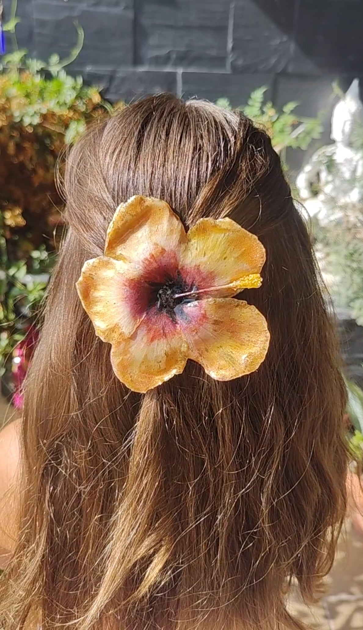 Horquilla de hibisco naranja real hecha a mano, preservada en resina. Accesorio floral boho para cabello, ideal para bodas, verano y estilo fairycore.