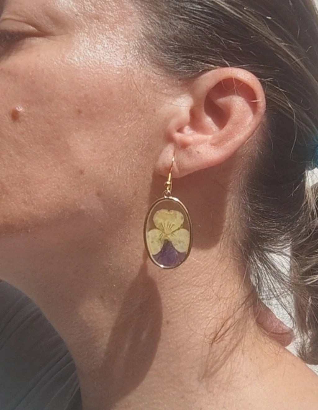 Pendientes artesanales con flores de pensamiento prensadas. Joyería botánica. Regalo para ella.