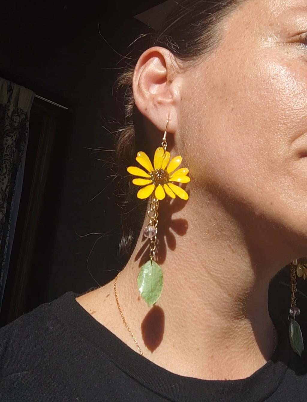 Pendientes de margaritas reales resinadas con hojas naturales y cristal facetado.  Pendientes de flores de acero inoxidable hechos a mano