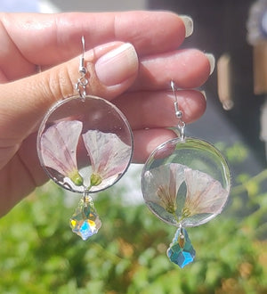 Pendientes con campanillas blancas salvajes en acero inoxidable y cristal facetado
