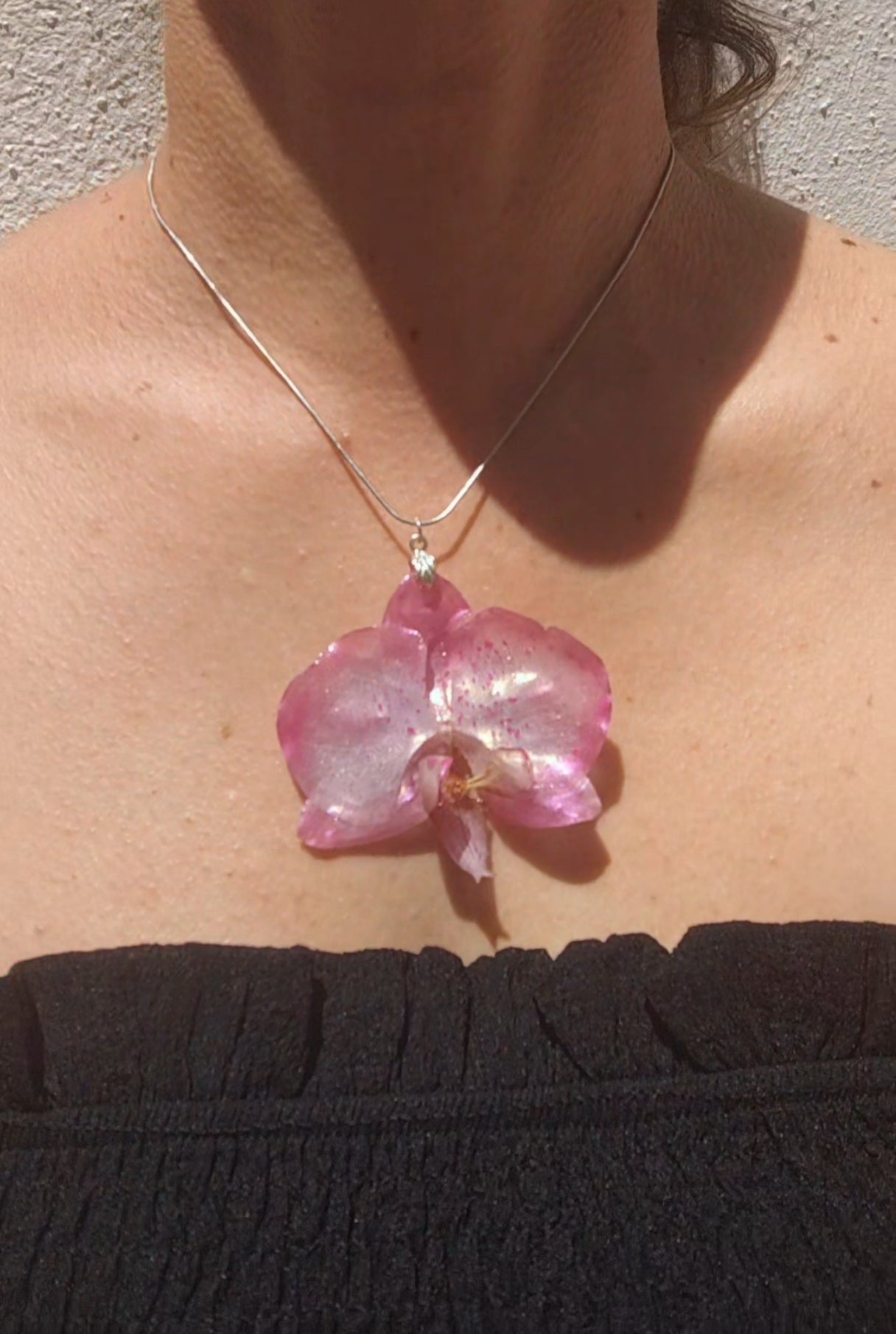 Collar con orquídea real resinada