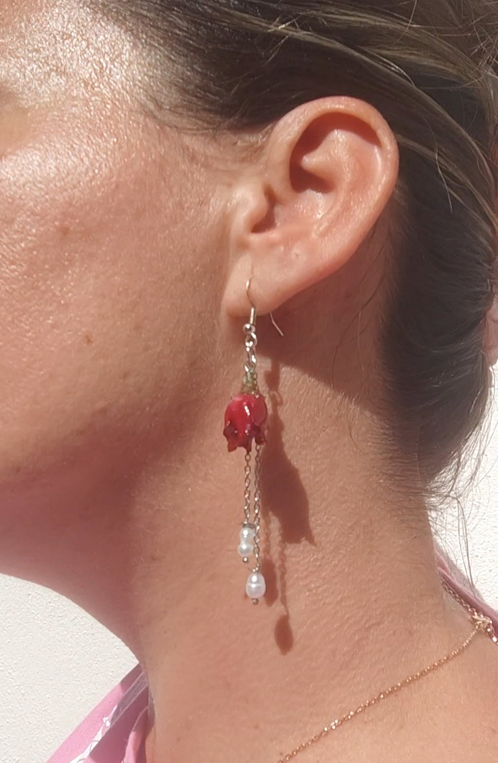 Pendientes artesanales con rosas reales y perlas naturales. Joyería botánica única en acero inoxidable