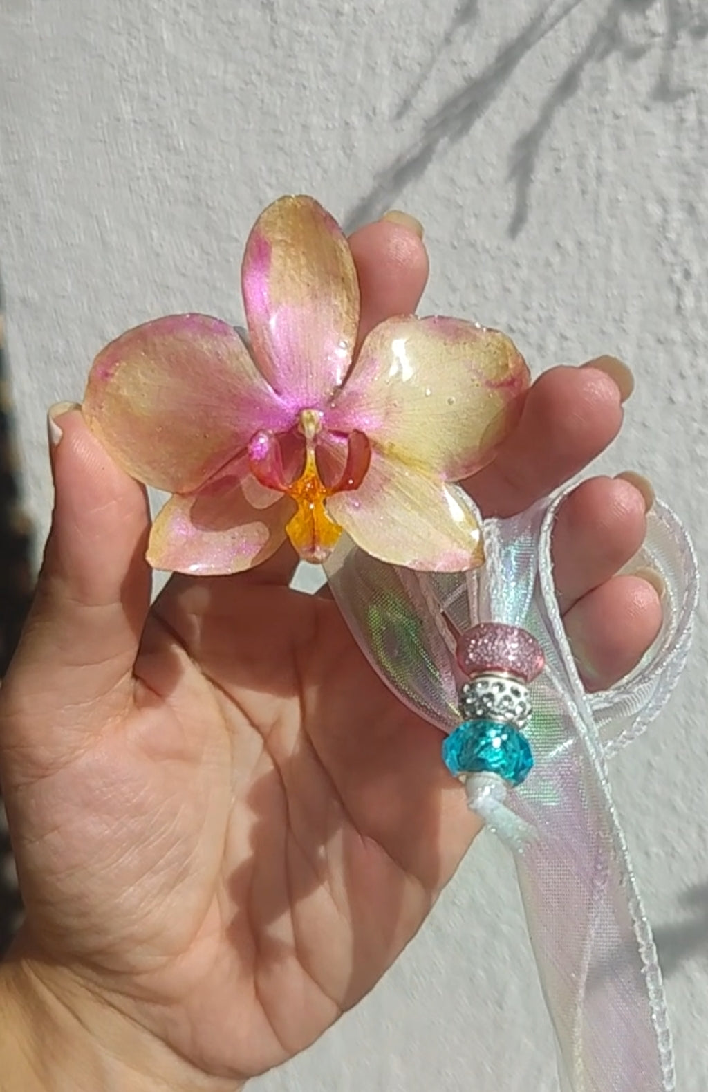 Collar con orquídea real en resina