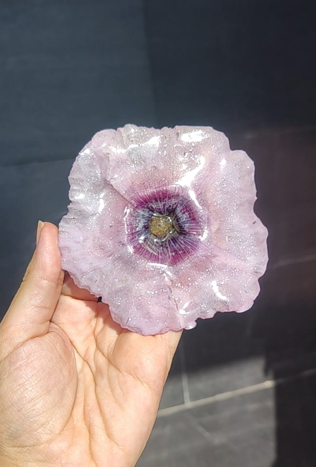 Horquilla de hibisco naranja real | Accesorio floral hecho a mano | Clip de flor tropical para el cabello | Joyería botánica | Boda boho o verano | Estilo fairycore cottagecore