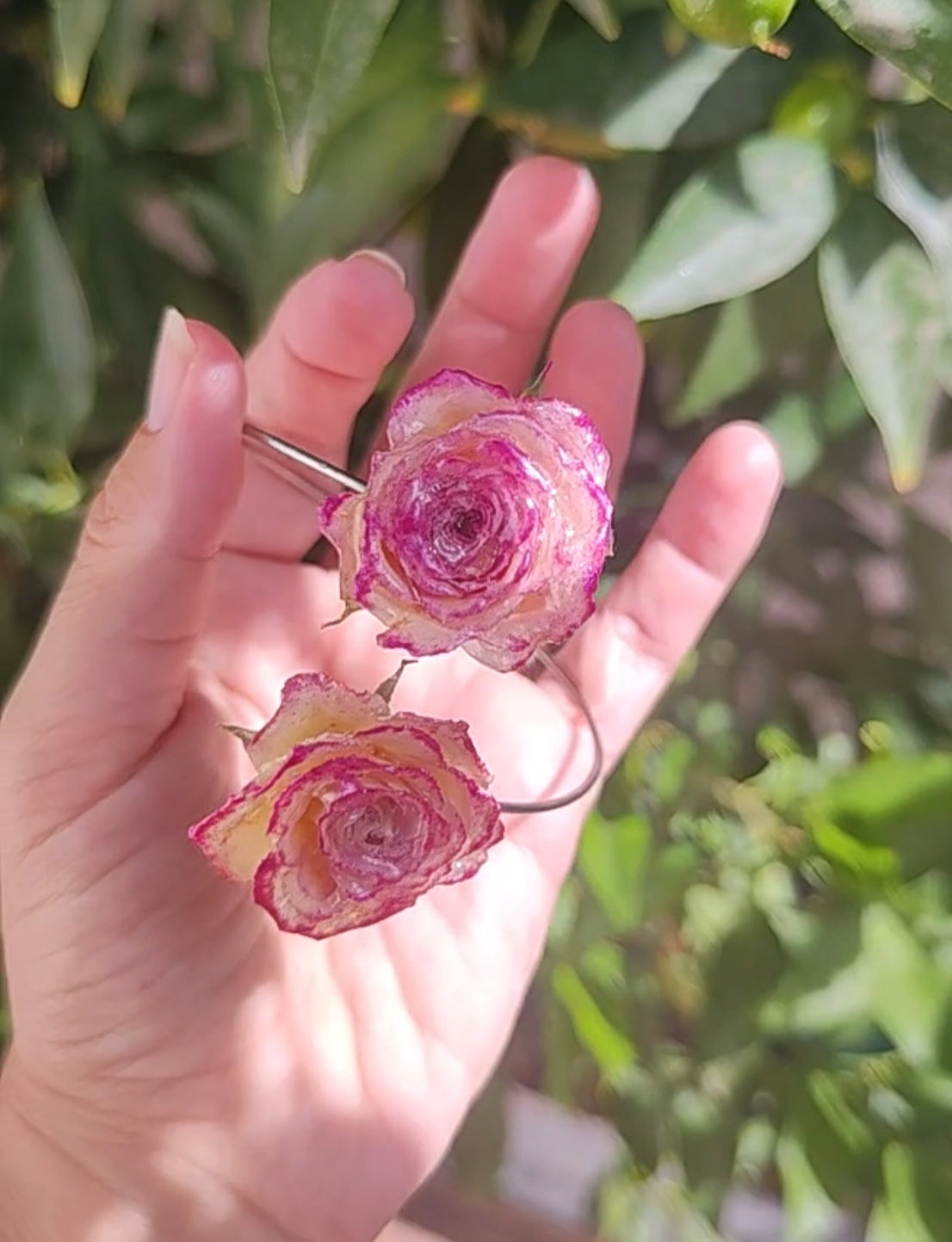 Pulsera de Rosas Reales. Brazalete de Acero Inoxidable con Rosas Preservadas en Resina, Joyería Artesanal, Regalo Romántico para Ella