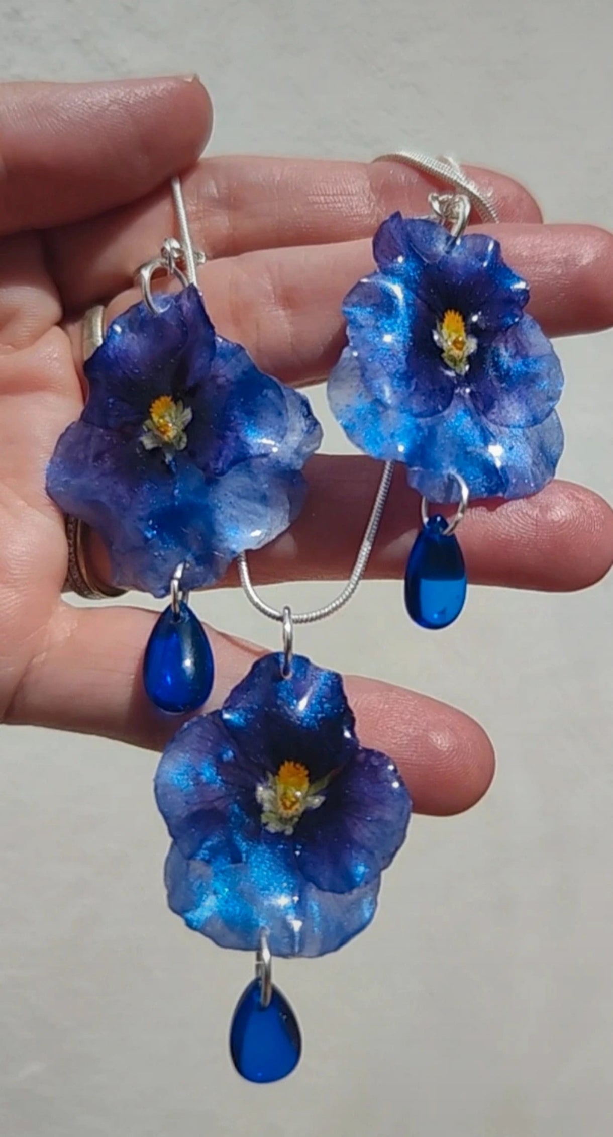 Conjunto de Pendientes y Colgante de Pensamientos Reales y auténticos en Resina. Joyería Botánica Hecha a Mano. Regalo para ella