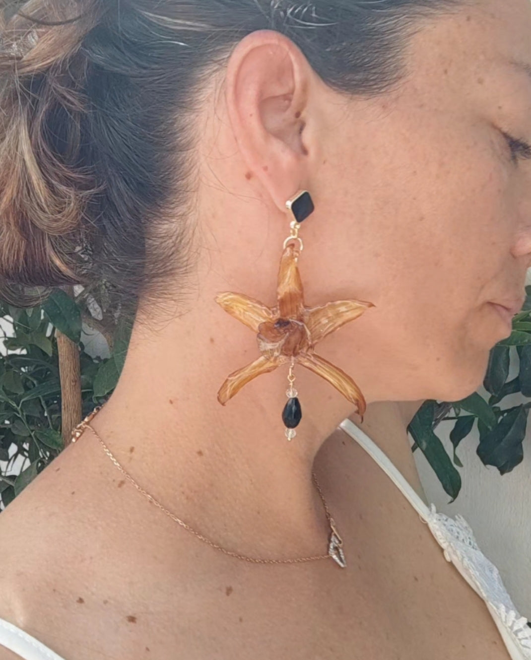 Pendientes de Orquídea Cymbidium Real Resinada Amarillo Dorado | Flores Naturales Preservadas | Acero Inoxidable y Cristal Negro Facetado | Joyería Botánica Elegante