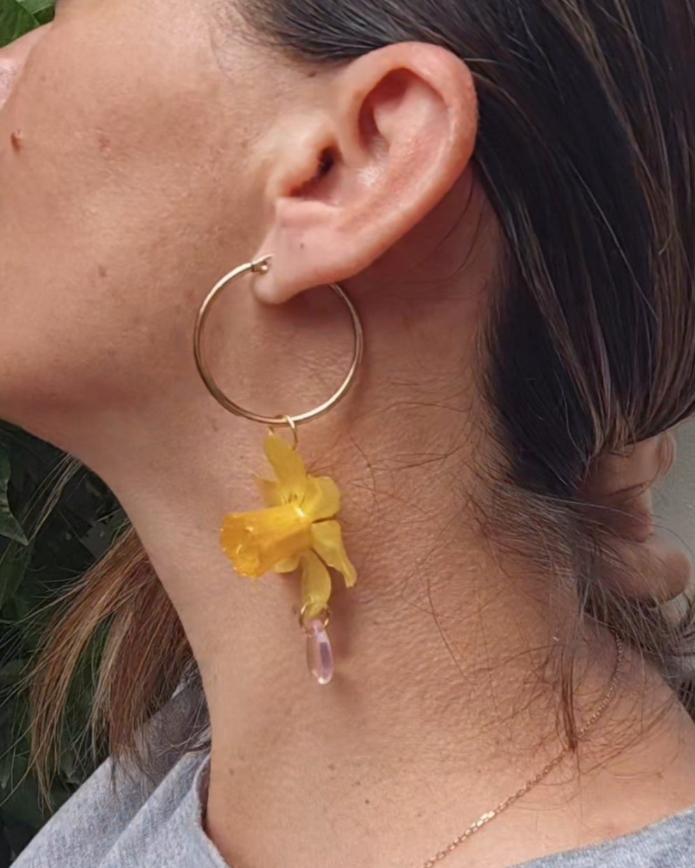 Pendientes de Narciso Real en Resina. Flores Naturales Pintadas con Nácar Dorado. Aros de Acero Inoxidable. Joyería Floral Hecha a Mano
