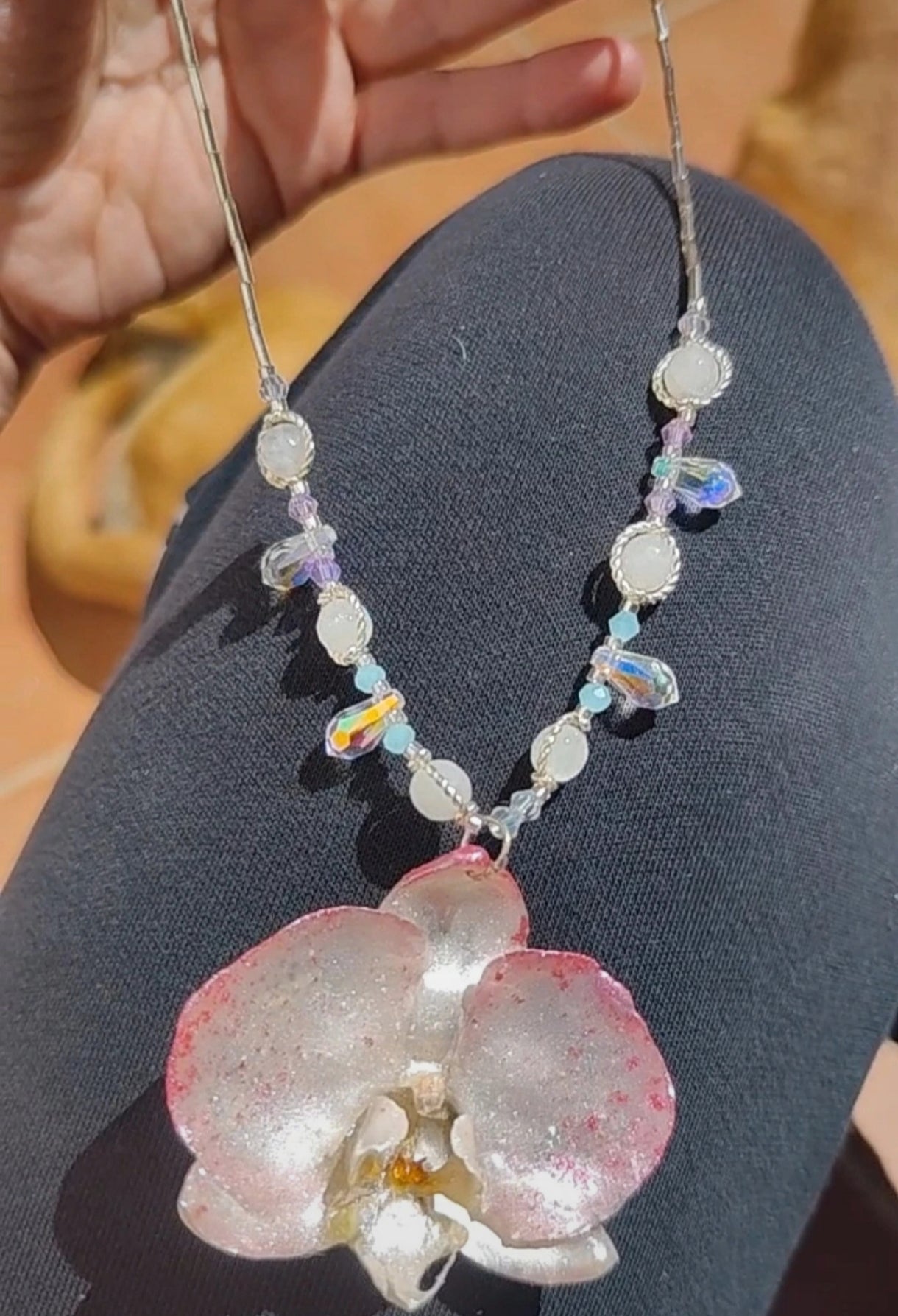 Collar de orquídea real resinada