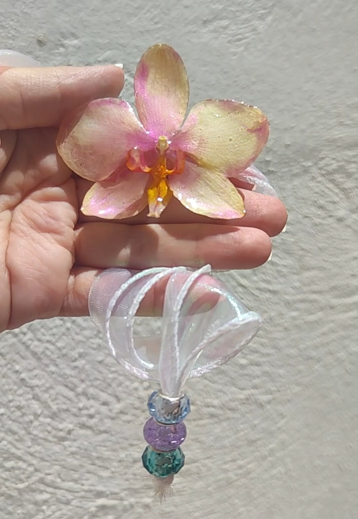 Collar con orquídea real en resina