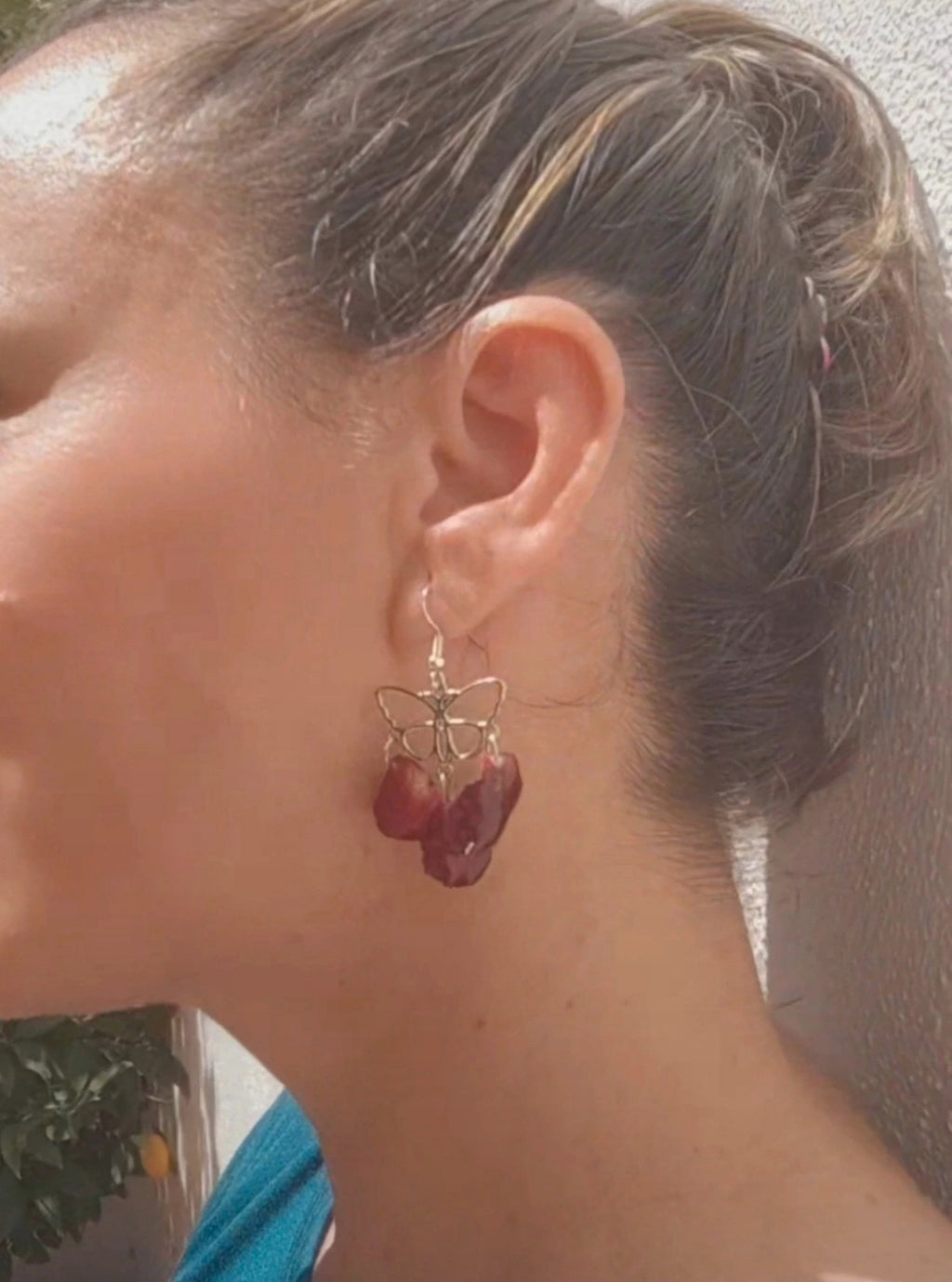 Pendientes con petalos de rosa real resinada