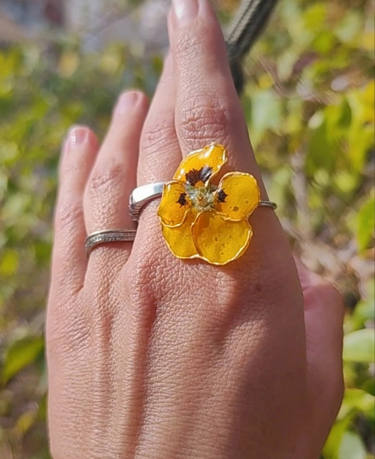 Anillo de pensamiento real resinado