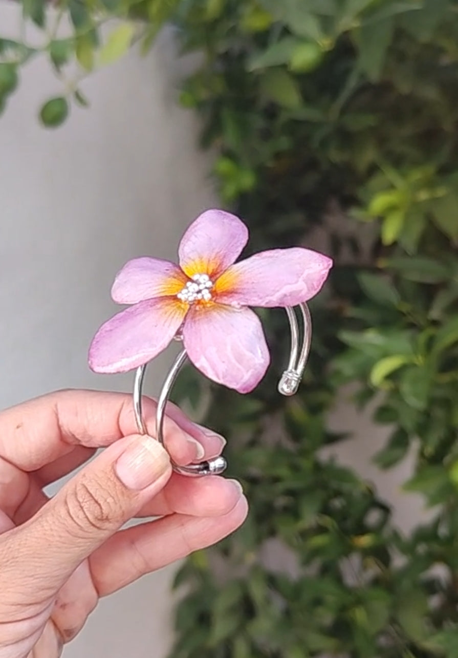 Pulsera con flor de plumeria real resinada. Joya natural hecha a mano. Regalo romántico y único para ella. Pulsera de flor preservada